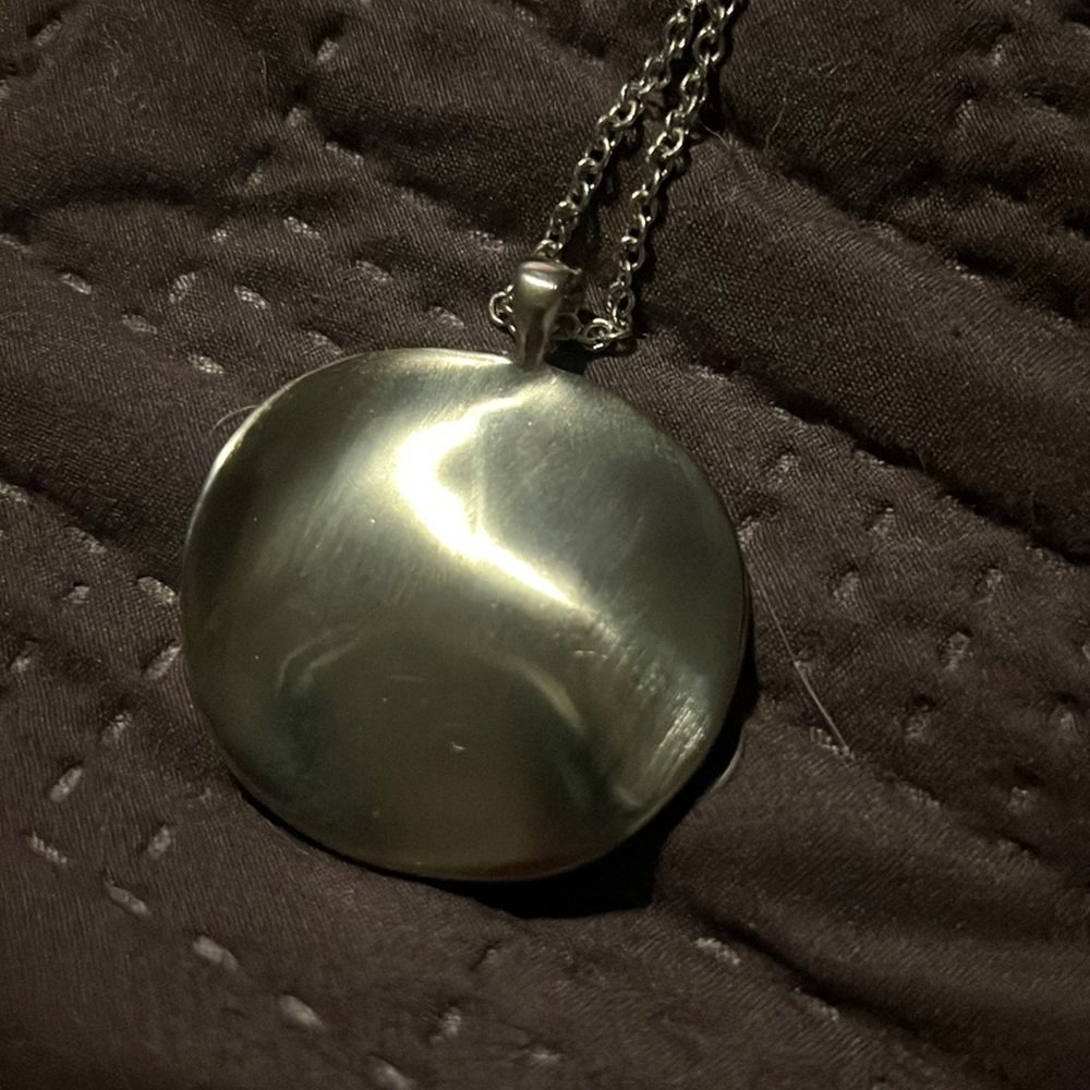 NWT silver wavy pendant necklace